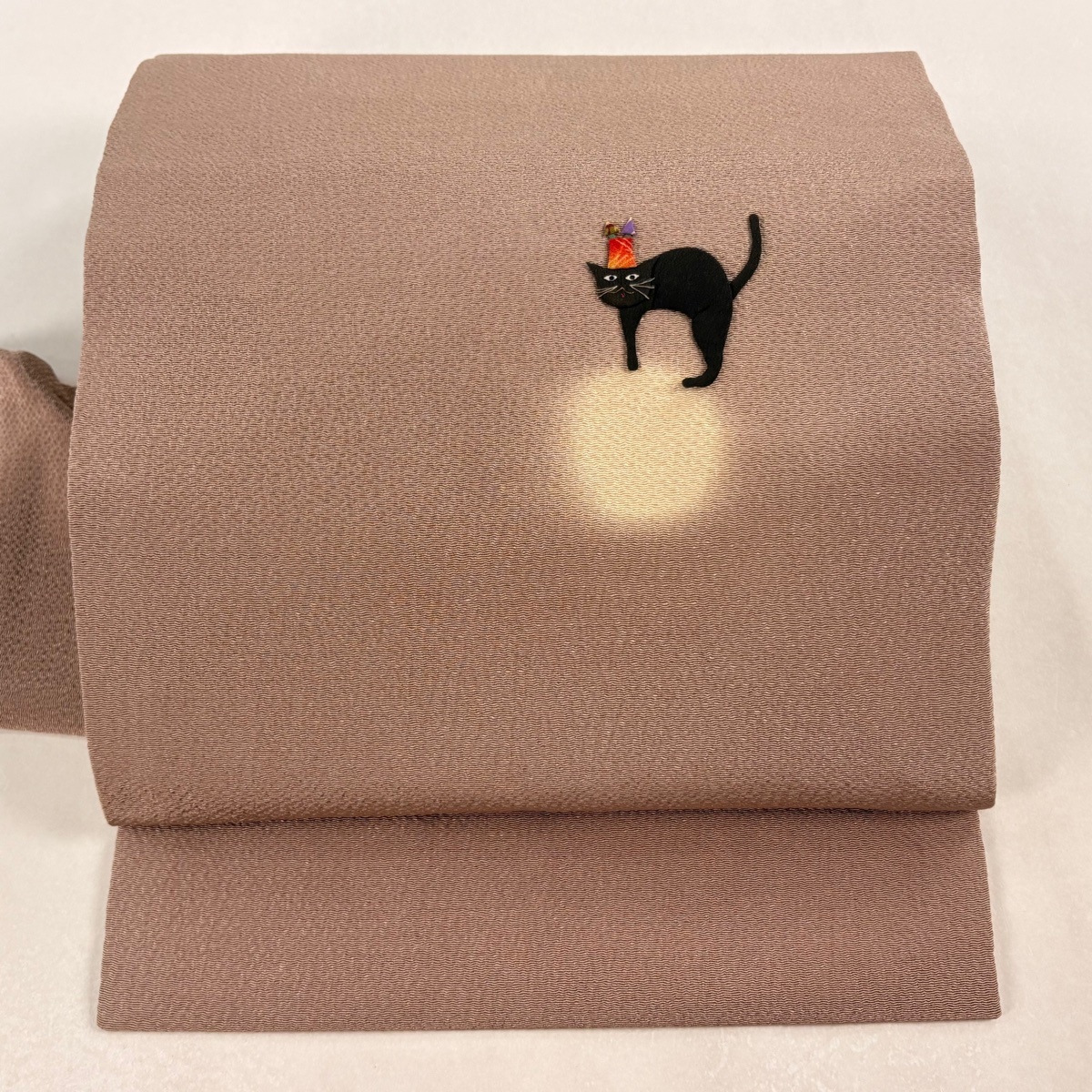 名古屋帯 逸品 猫 ボール 縮緬 ぼかし 薄小豆 正絹 【中古】