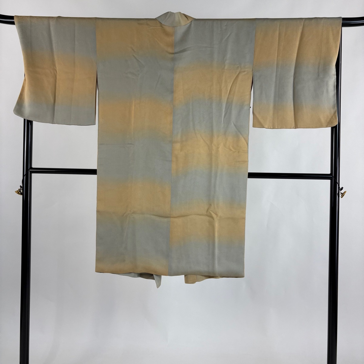 道中着 身丈107cm 裄丈70.5cm L 和装コート 着物衿 ますいわ屋 変わり市松 地紋 ぼかし 薄茶色 正絹 逸品 【中古】