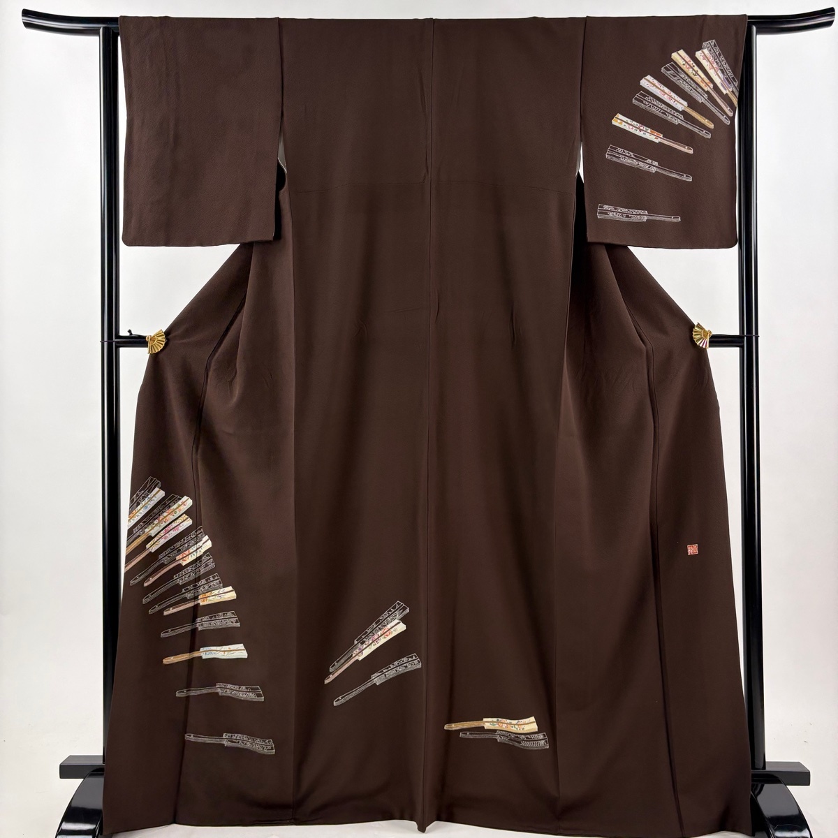 付下げ 身丈169cm 裄丈63.5cm S 袷 青山みとも 落款 扇 草花 金彩 茶色 正絹 逸品 【中古】