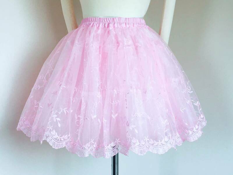新品 綺麗な刺繍　ピンクレース仕様　ふんわり　ボリュームたっぷりスカート ☆フリーサイズ