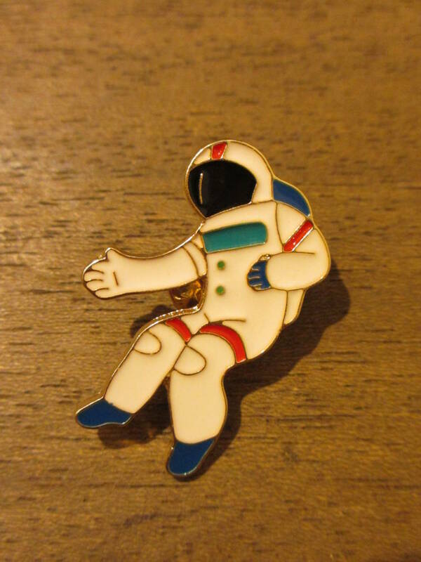 ピンバッチ　宇宙飛行士　アストロノート　スペースマン　宇宙遊泳　ＳＰＡＣＥ　ＮＡＳＡ　ＪＡＸＡ　ピンバッジ