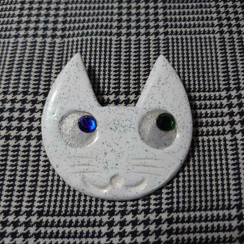 ハンドメイド猫ブローチ　紙粘土素材　横幅約5.5cm