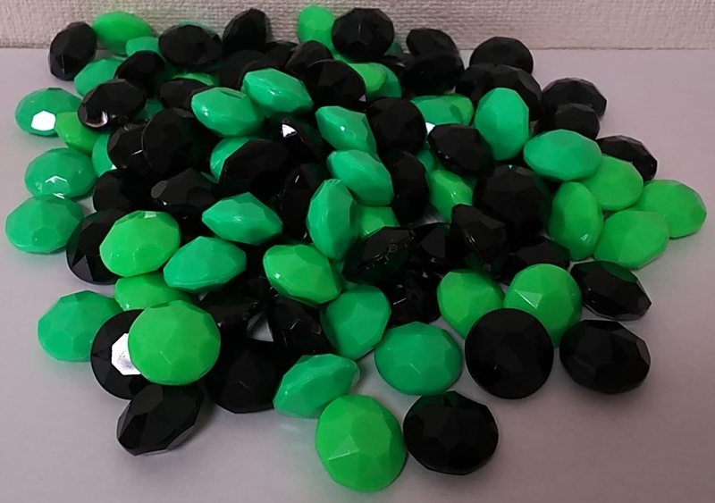 【鬼滅の刃 っぽい色】黒 緑色 アクリル ストーン プラスチック石 アミューズメント 小物 飾り 置物 市松色 インテリア