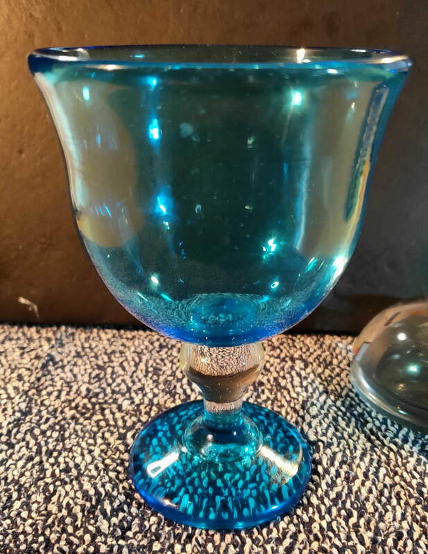 青いワイングラス