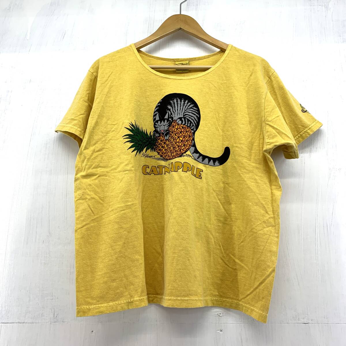 70◆CO/【未使用】Crazy Shirts BK CATNAPPLE NLC パイナップル クリバンキャット クライバンキャット Tシャツ 日焼けあり 0209-3