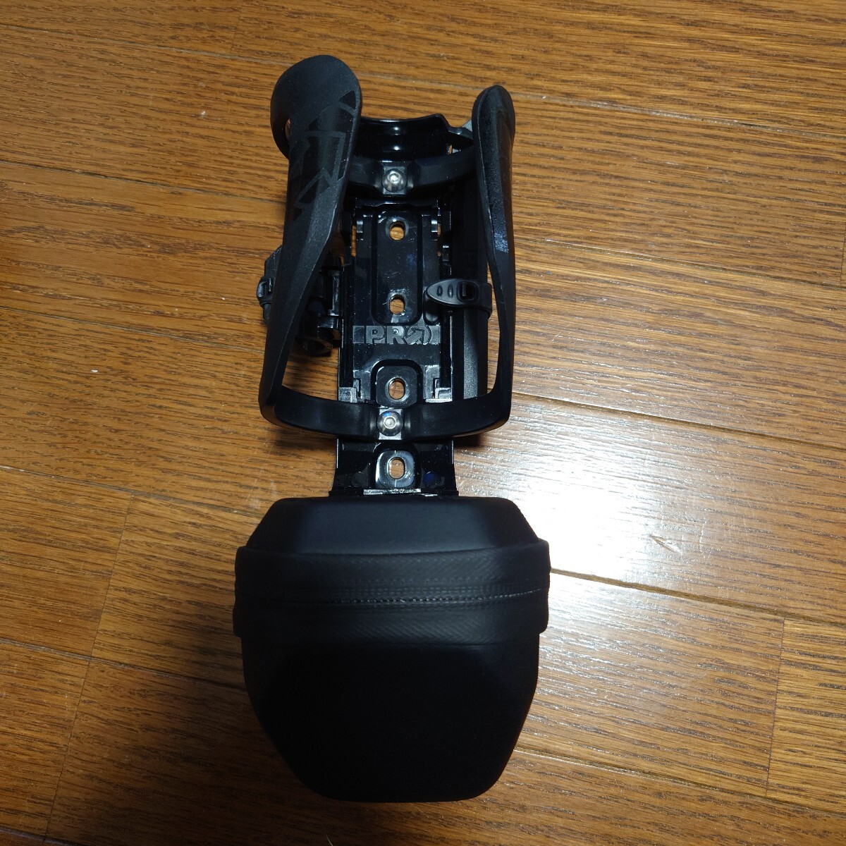 専用防水ストレージ付SHIMANO PRO ボトルケージ SMART BOTTLE CAGE ( スマートボトルケージ ) ブラック タイヤレバー付　エアロ