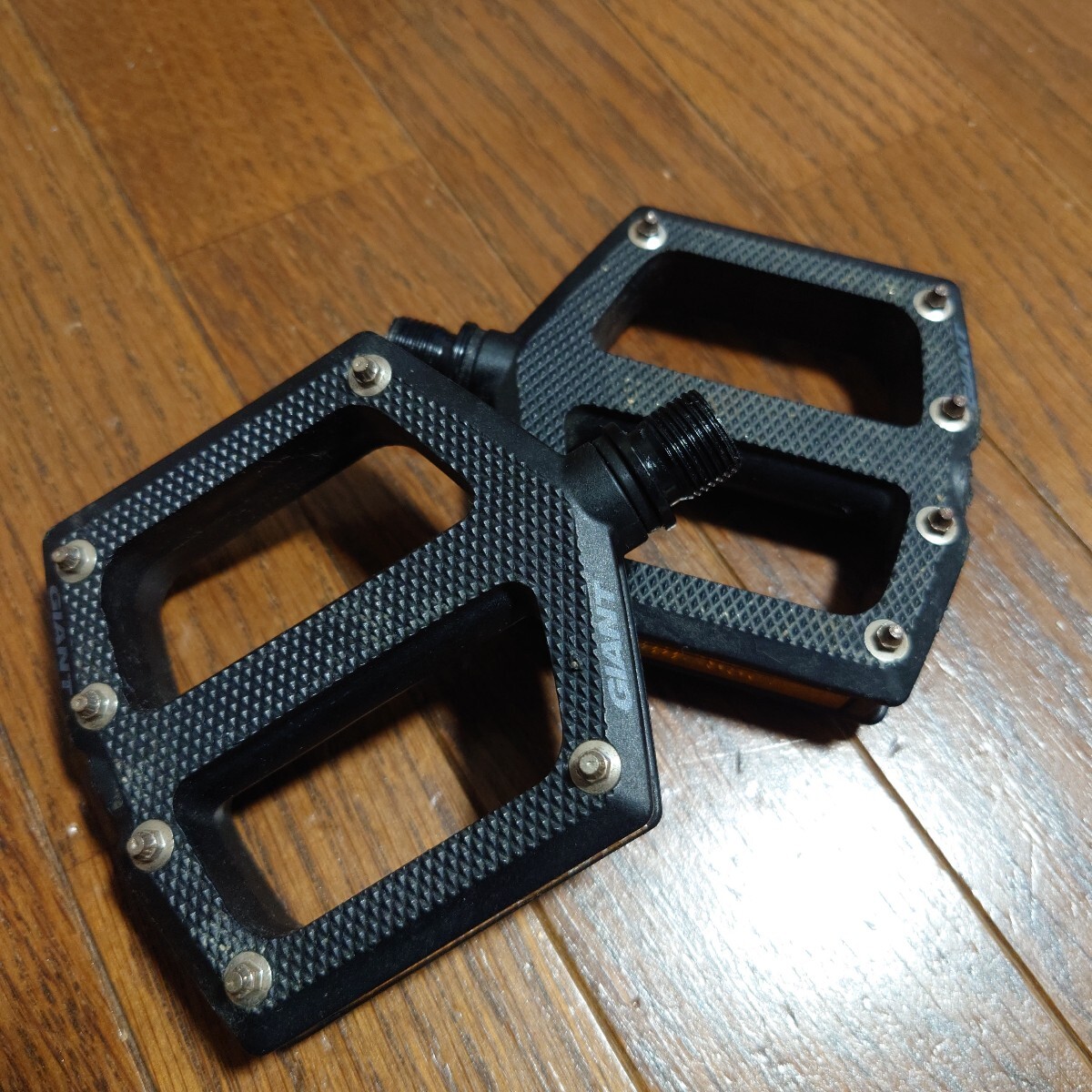 GIANT 金属ピン付フラットペダル　ロードバイク　クロスバイク　MTB 反射板付