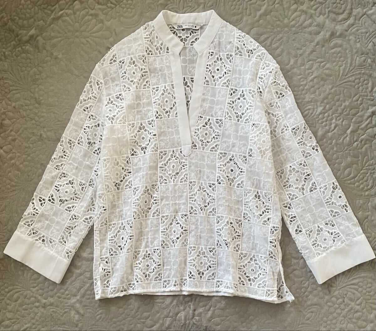 ZARA カットワーク刺繍　ブラウス　花柄　レース　白　キーネック　スキッパー　プルオーバー パッチワーク風　ポリエステル100% XS ザラ