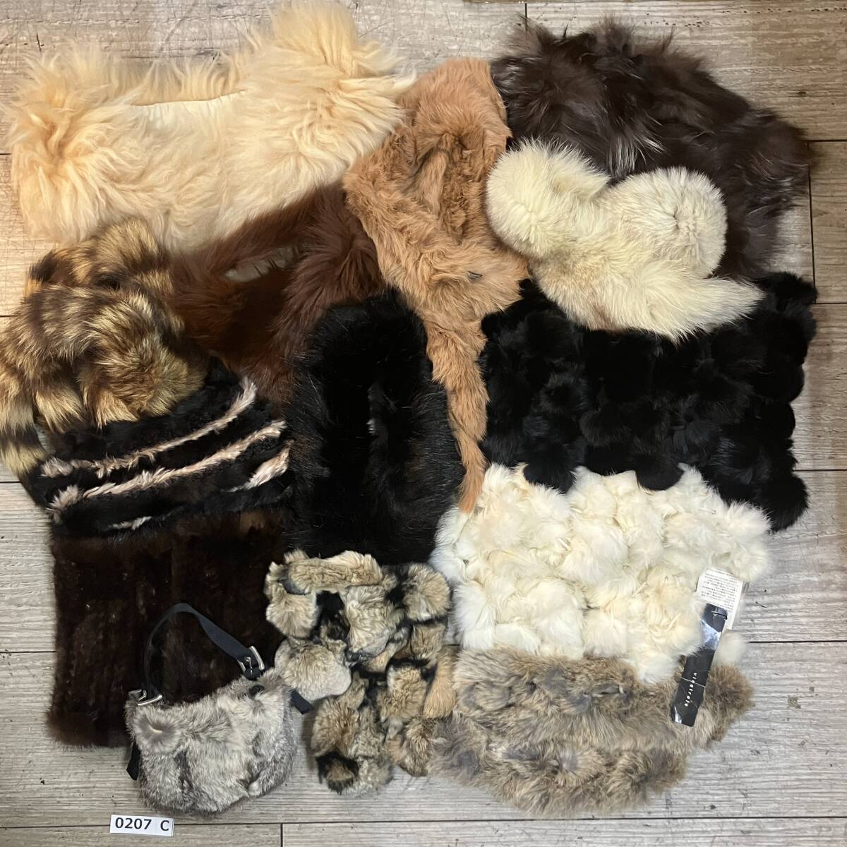 (志)[おまとめ]毛皮 15点 約1.5kg 大量 セット リアルファー ラビット フォックス ミンク ムートン マフラー ショール バッグ(I)0207C