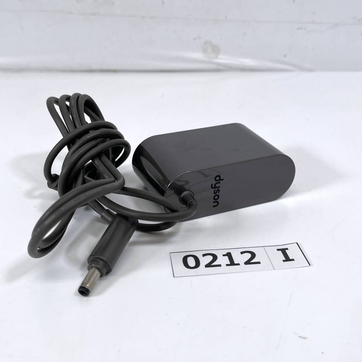 (志)【動作品】Dyson/ダイソン 充電アダプター 充電器 205720-04 掃除機 コードレスクリーナー (検 V6 V7 V8 DC62 DC74 等 (o)0212I