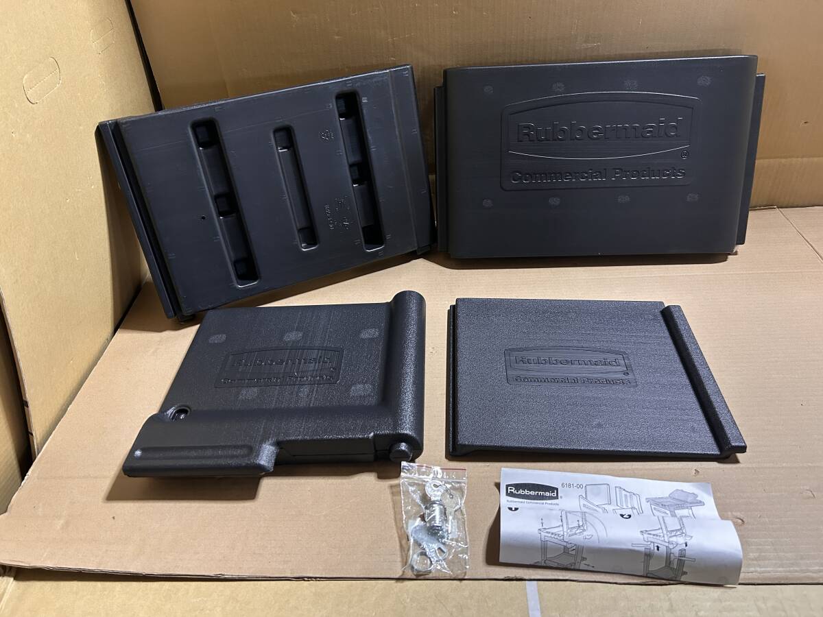 【未使用】ラバーメイド 6181 ロック付ジャニターカート用キャビネット ブラック（6173カート専用）Rubbermaid 箱不良