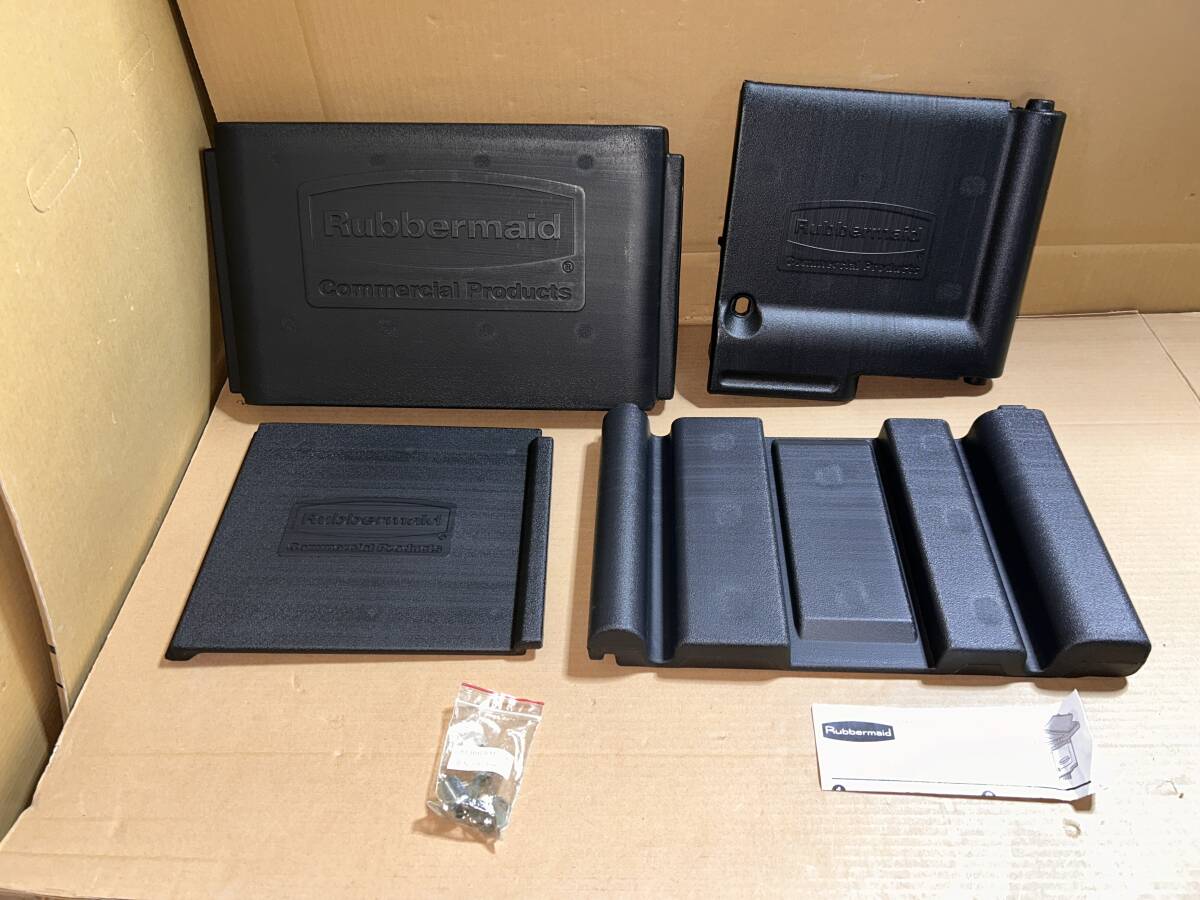 A【未使用】ラバーメイド 6181 ロック付ジャニターカート用キャビネット ブラック（6173カート専用）Rubbermaid 箱不良