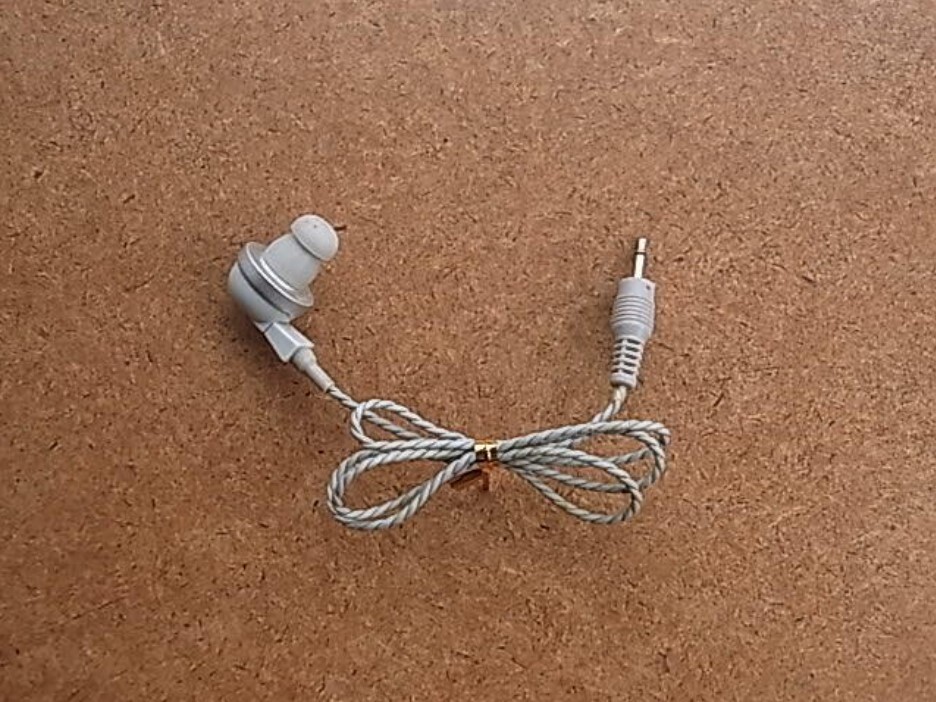 補聴器用？　2.5mmプラグ　600Ω　イヤホン　送料230円　中古2