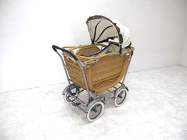 SWAN スワン ヴィンテージ ラタン乳母車 4輪メタルフレーム 天然籐 クラシックベビーカー アンティーク 店舗什器 ディスプレイ 撮影小物