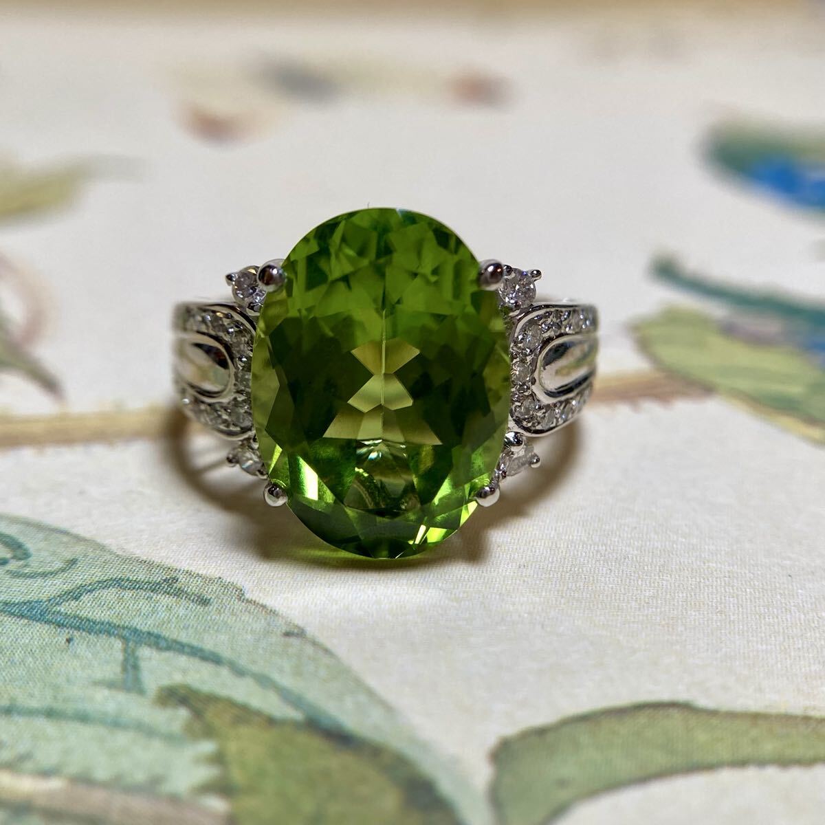 pt900 太陽の石　ペリドット8.02ct ダイヤモンド　指輪　リング