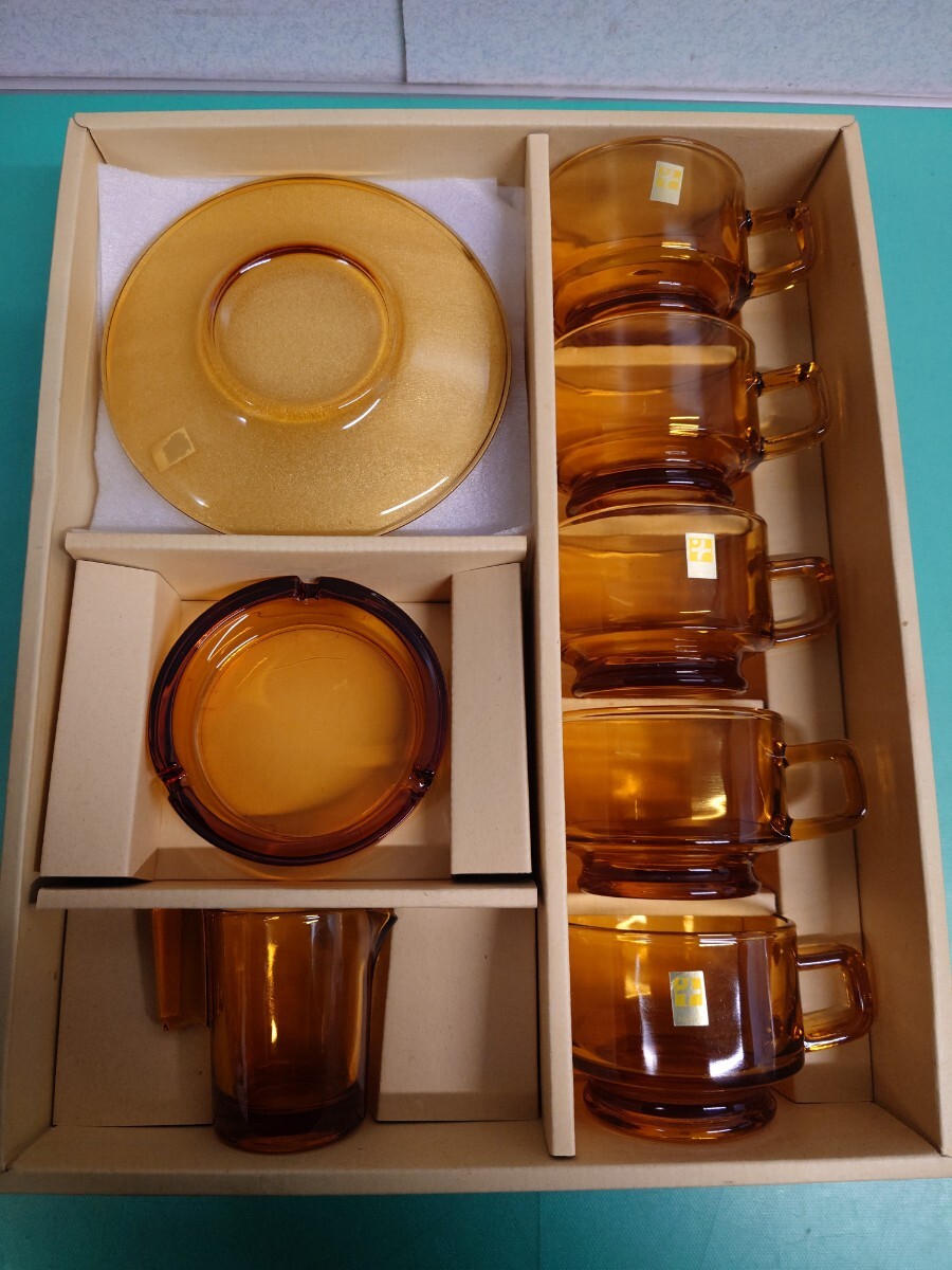 ●SOGA 曽我ガラス 1960-70年代 アンバー 琥珀 飴色 ティータイムセット カップ＆ソーサー/クリーマー/灰皿 レトロ ポップ 箱入 未使用品①