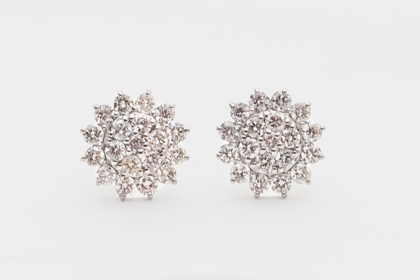 未使用◎Pt950 プラチナ950　ダイヤモンド各0.25ct 計0.5ct フラワーモチーフスタッドピアス お花風デザイン パヴェダイヤピアス 