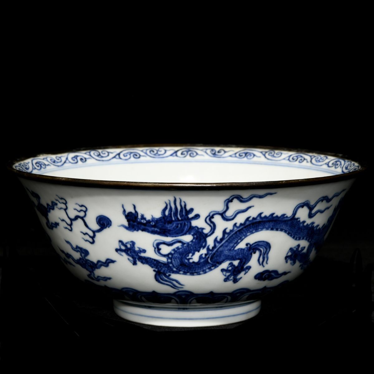 永し 明時代 大明宣德年製 青花包口 龍紋碗 古陶磁器 陶芸 皿 中国陶瓷器 唐瓷 置物擺件 古美術品 古賞物 収集 旧家蔵出 中国唐物 A221