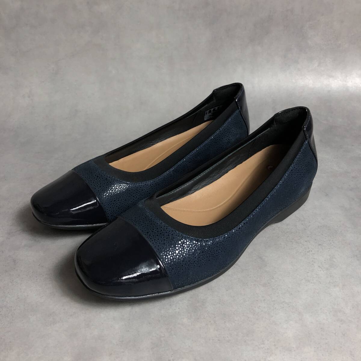 WQ1100●Clarks Unstructured：フラットシューズ ●22.5● エナメル/グレー ネイビー系 バレエシューズ パンプス スニーカー クラークス