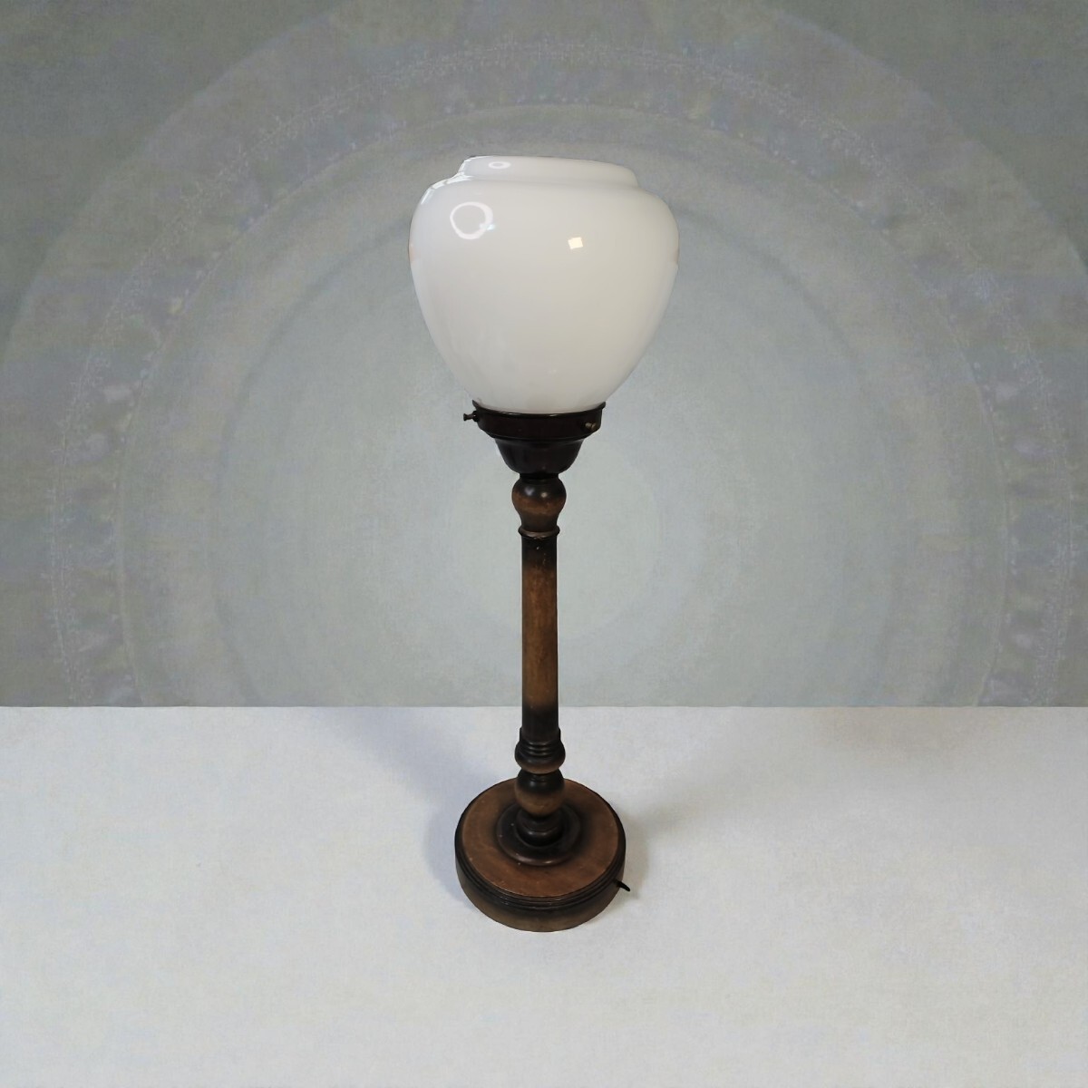 管W505 昭和初期？ アンティーク 卓上ランプ ろくろ脚 木製スタンド ミルクガラスシェード 高さ約59cm レトロ照明 