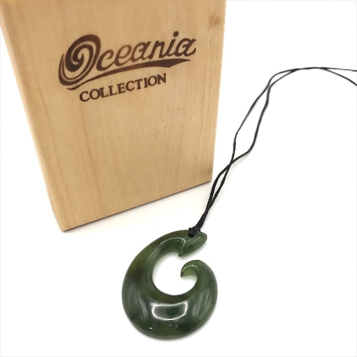 美品 ニュージーランド産 ネフライト 翡翠 天然石 フィッシュフック ネックレス ペンダント アクセサリー 箱付き m15472
