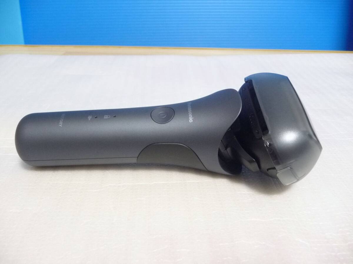 ◆未使用展示品(新品同様) Panasonic(パナソニック) メンズシェーバー LAMDASH ES-LT8C-A [3枚刃/全自動洗浄充電器/お風呂でも剃れる防水]