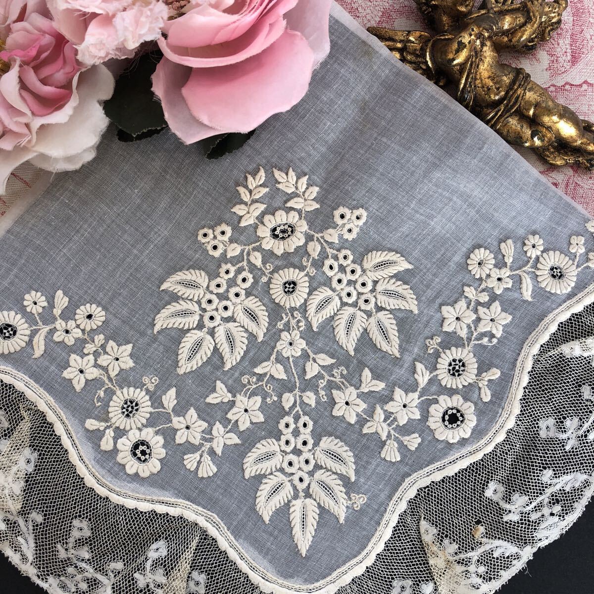 フランスアンティーク超豪華！美しいレースのハンカチ!ホワイトワーク　大きめ　手作業　刺繍　繊細　ドール　ハンドメイド　素材　貴重　