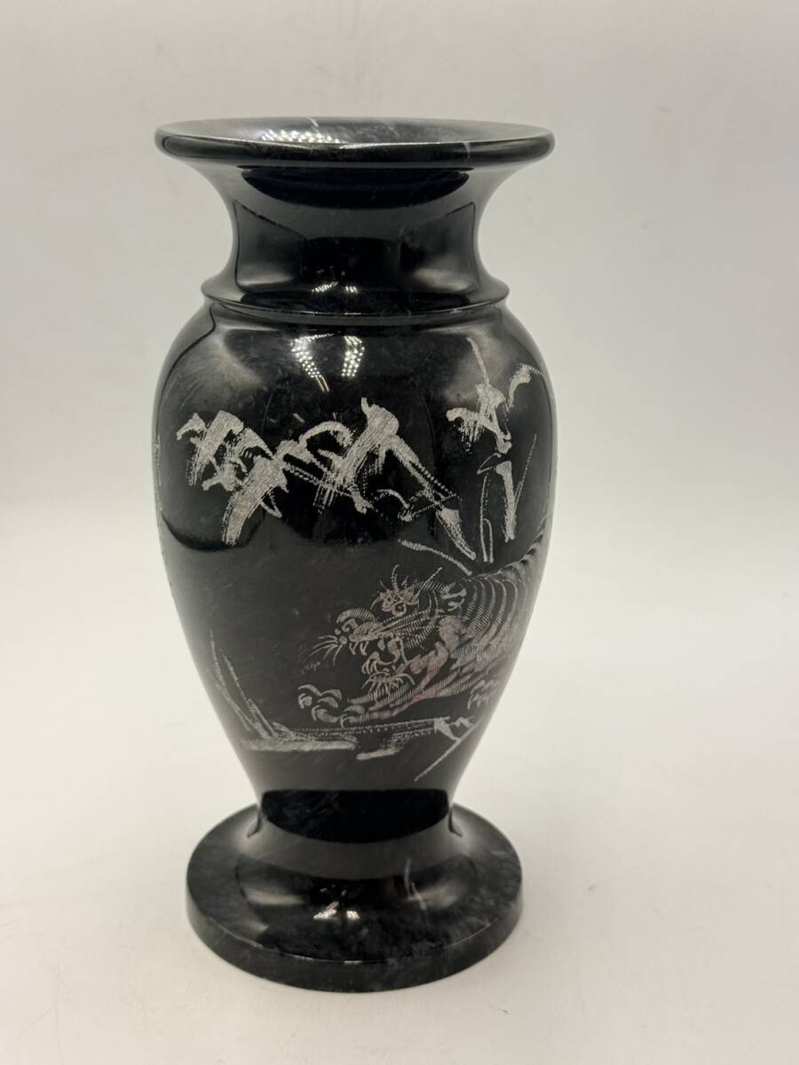 大理石 飾り壺 虎 彫刻 黒石 花瓶 花入れ 壺 つぼ 昭和 レトロ 工芸品 インテリア アンティーク 記念品 長期保管品 現状品 F4300-2
