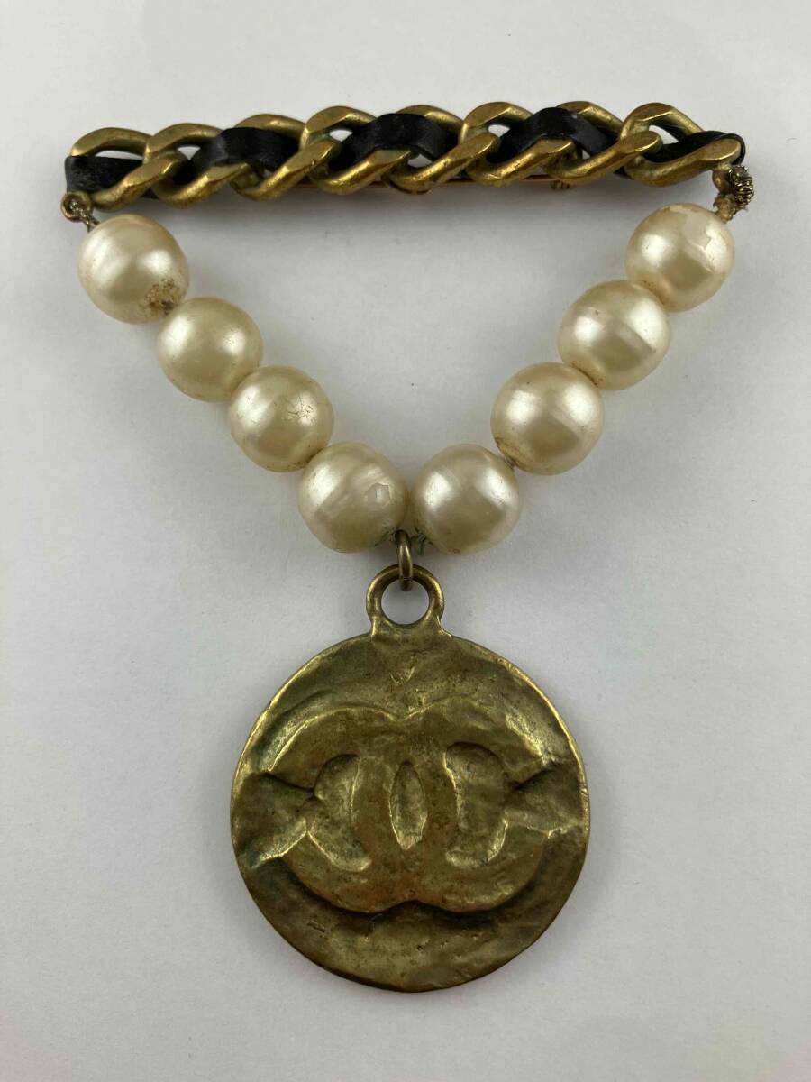 ★中古★CHANEL シャネル 94A ココマークプレート フェイクパール チェーン ブローチ ゴールドカラー系 現状品