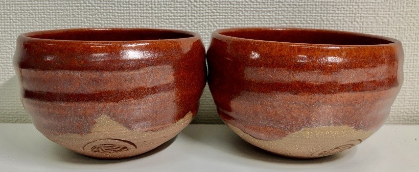 ●【未使用品】茶碗 陶芸 記念品 菊花紋箱 2客 ペア セット フリーカップ 茶器 鉄赤釉 箱付き 焼き物 和食器 レトロ 茶道具 