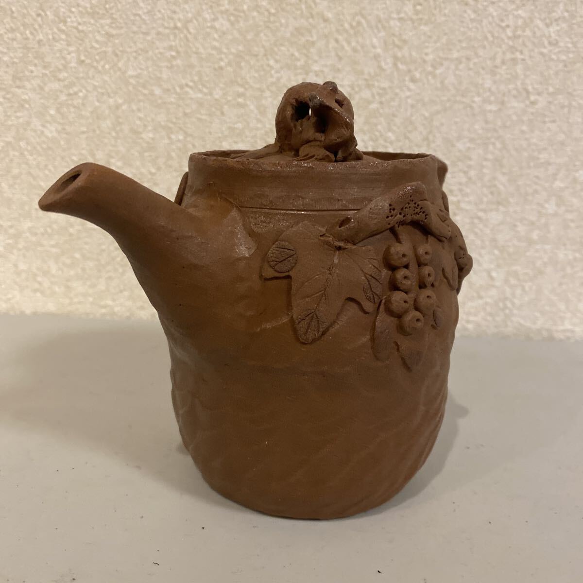 田島勝三 藤三窯 萬古焼 急須 細密立体彫刻 茶道具 煎茶道具 朱泥 茶器　作家　在銘　骨董品　古美術品　湯沸　高さ12cm 横15.5cm【28】