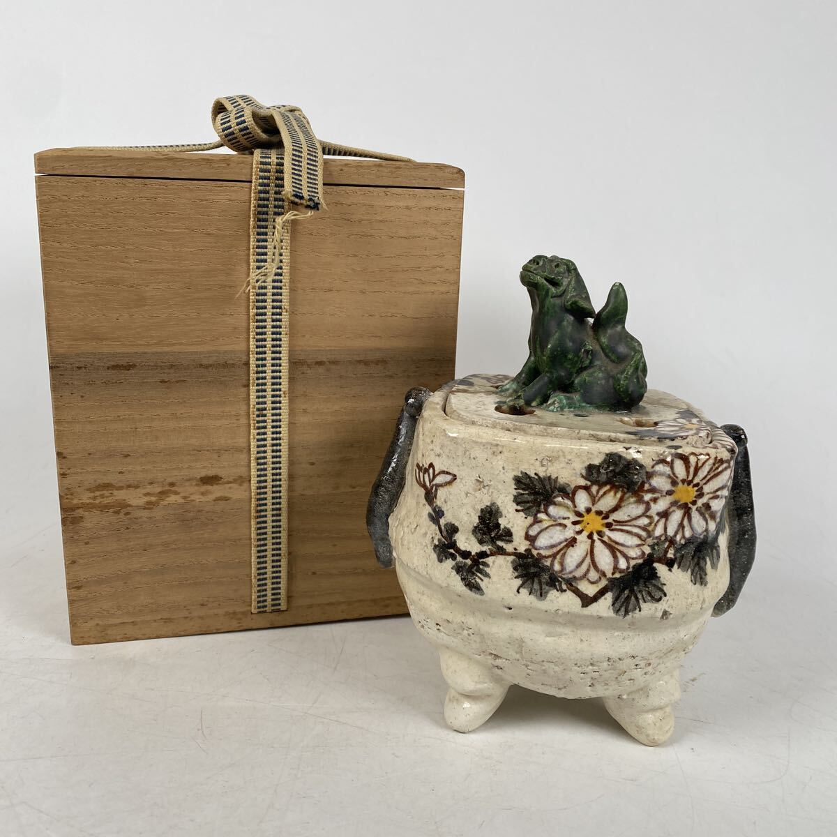 江戸時代の名工　京焼　尾形乾山　色絵草花文獅子摘香炉　香櫨　箱付　茶道具　煎茶 香道具 細密細工　骨董品 古美術品 作家 在銘【29】