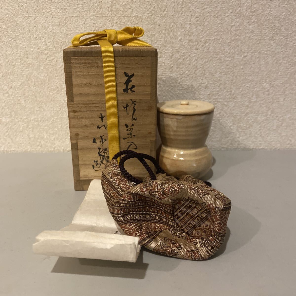 萩焼 茶入 人間国宝 十代 三輪休雪 休雪 識箱 花押 作家 在銘 共箱 仕覆 茶道具 栞 煎茶道具 骨董品 古美術品 高さ8cm 横5.5cm【211】