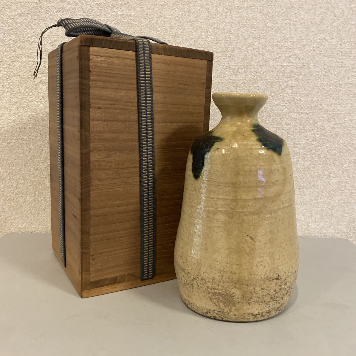 旧家整理品 黄瀬戸 瀬戸焼 古瀬戸 徳利 花瓶 花器 花入 壷 壺 箱 時代 時代物 骨董品 古美術品 高さ17.5cm【212】