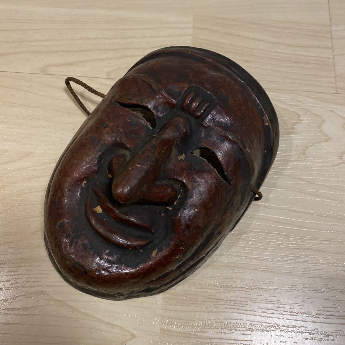 旧家整理品 面 能面 乾漆 時代物 時代 置物 オブジェ 日本美術 歌舞伎 能 狂言 骨董品 古美術品 細密彫刻 魔除 縁起物 全長16.5cm【213②】