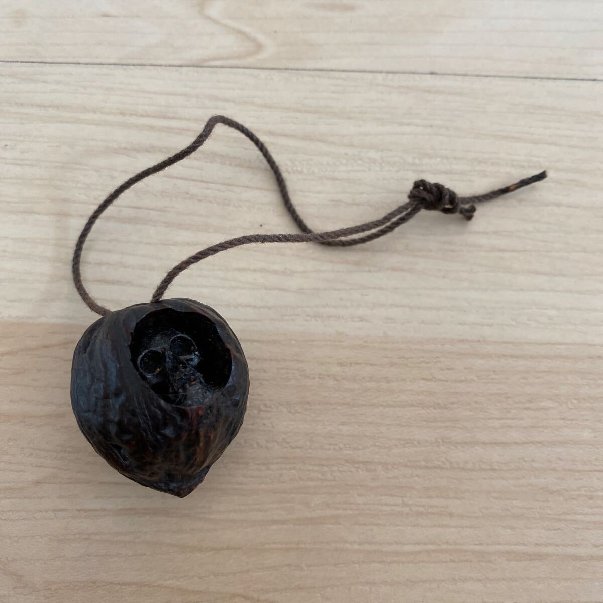 珍品　木彫　胡桃　骸骨　髑髏　根付　提げ物　細密彫刻　ガイコツ　希少　骨董品　古美術品　時代　全長3.5cm【220】