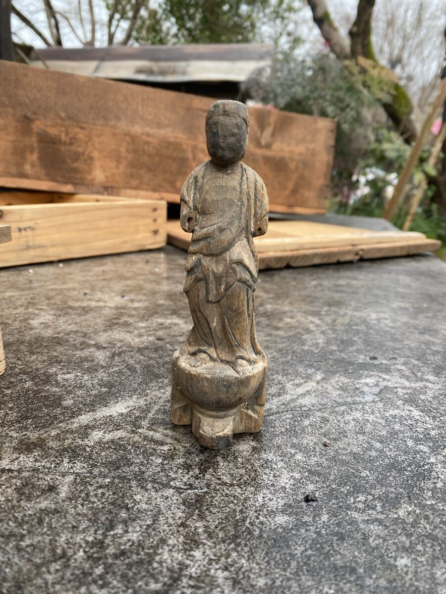 旧家整理品　仏教美術　木彫　仏像　佛像　古い仏像　時代　時代物　寺院　仏閣　骨董品　古美術品　箱　木製　民主仏　高さ13.5cm【225】