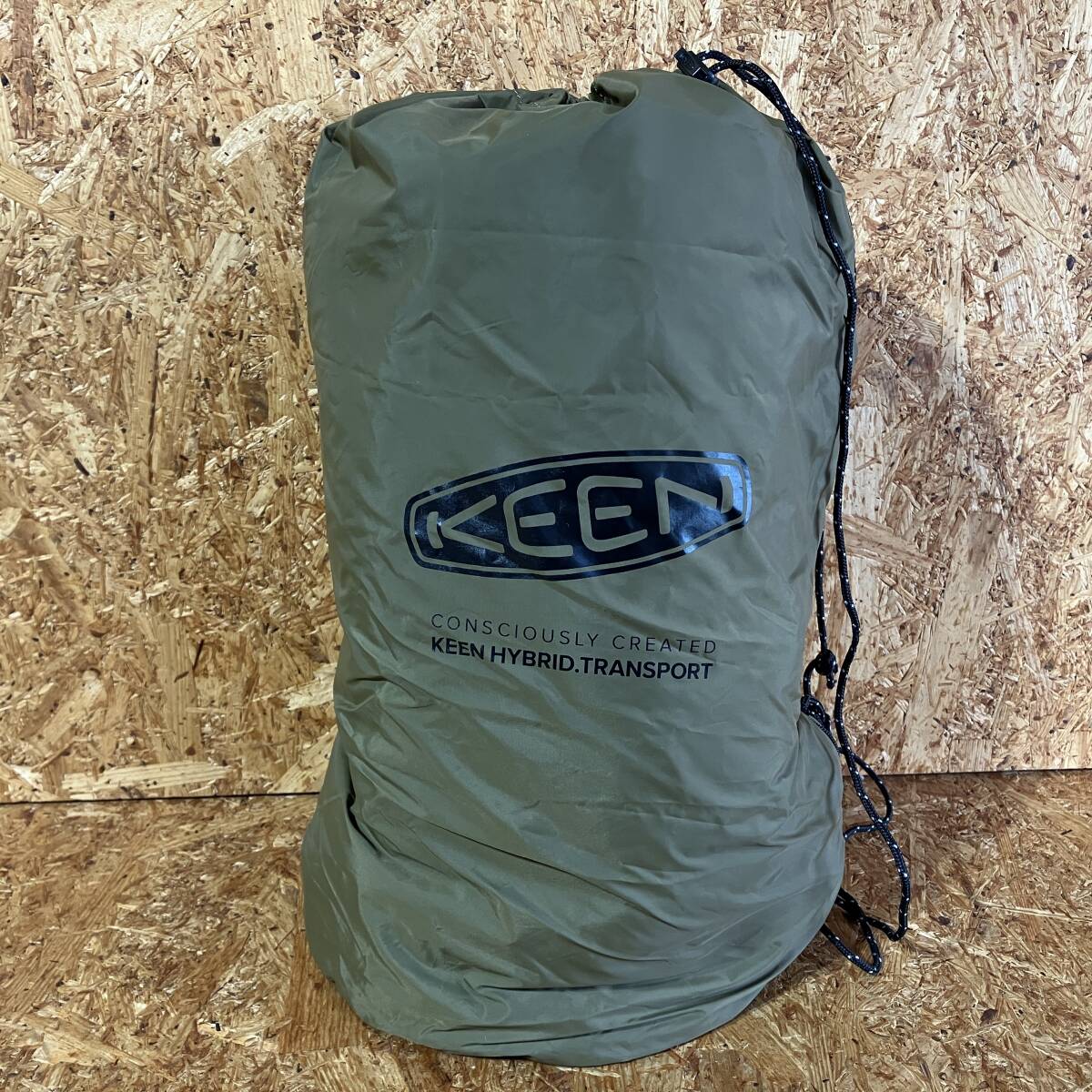 KEEN KHT RECYCLE DRAWSTRING BAG IN POUCH Dark Olive キーン リサイクル ドローストリング バッグ イン ポーチ