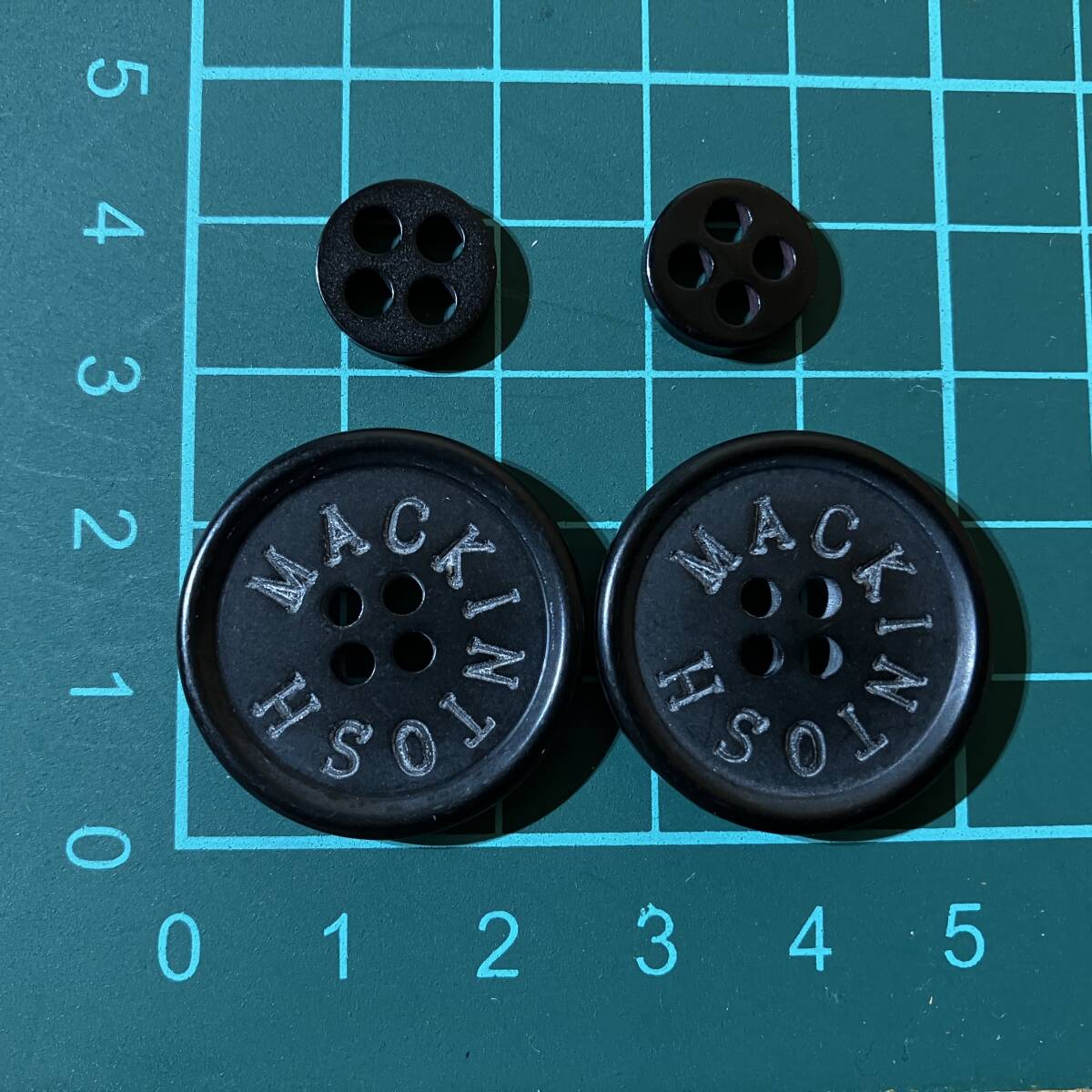 MACKINTOSH スペア ボタン 4穴 黒 2個セット .
