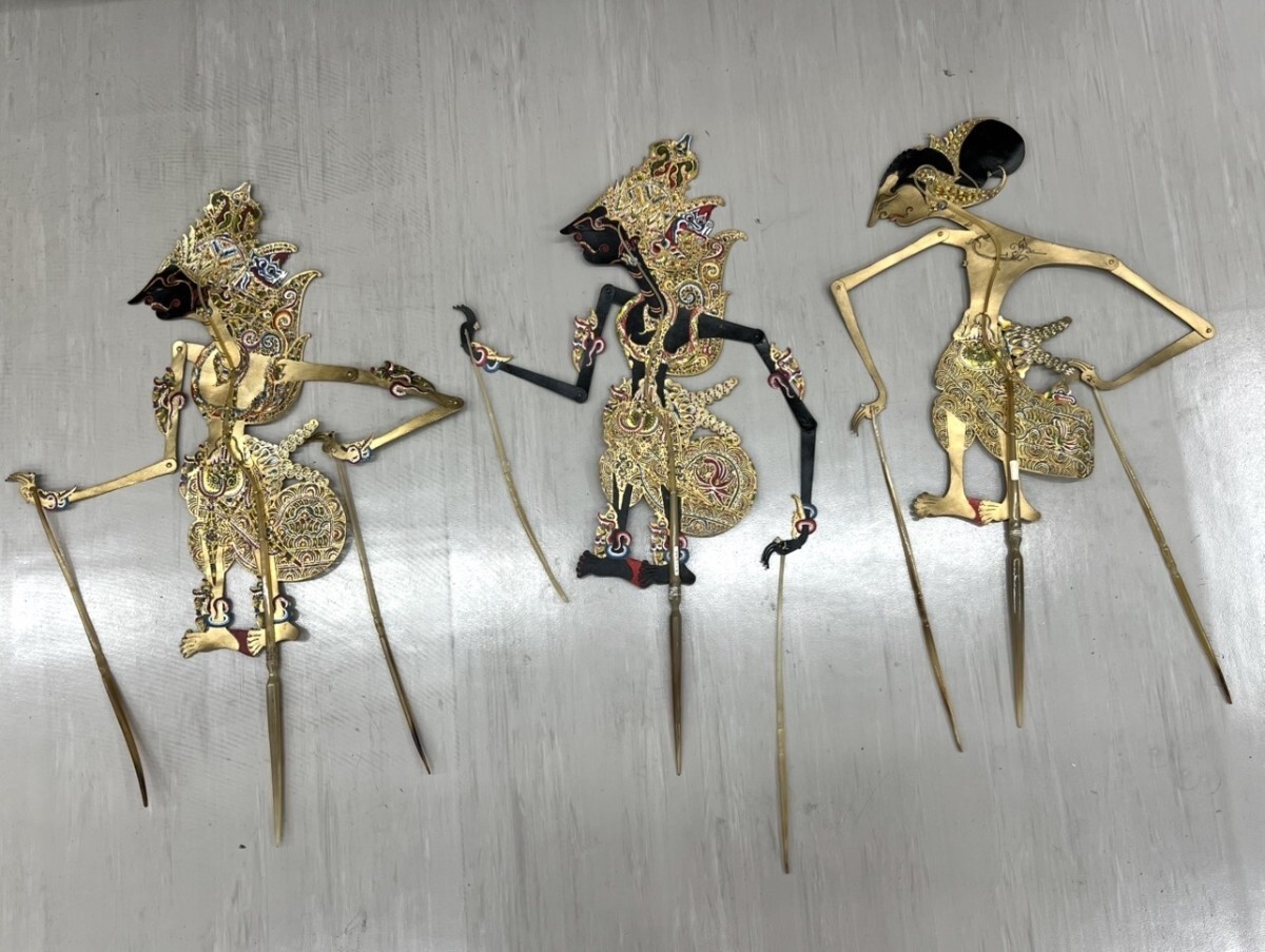 細密透かし彫り　インドネシア ワヤン・クリ 3体セット 全長77cm 両面彩色 水牛角支柱 影絵芝居 人形 伝統工芸 美術品