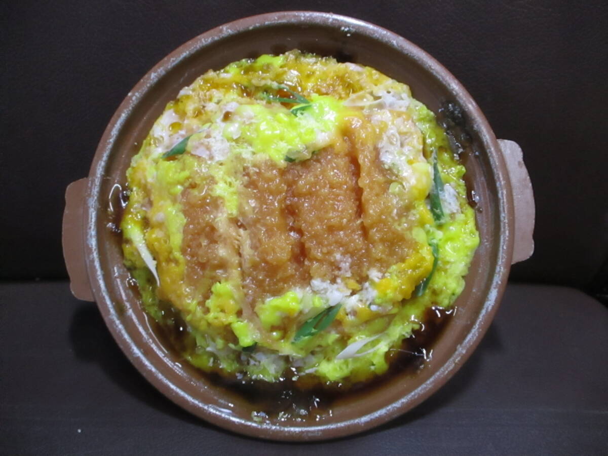 まぁまぁ綺麗?食品サンプル★うどん屋さんの実物大 実寸大！ 卵とじとんかつ 陶器の皿★60