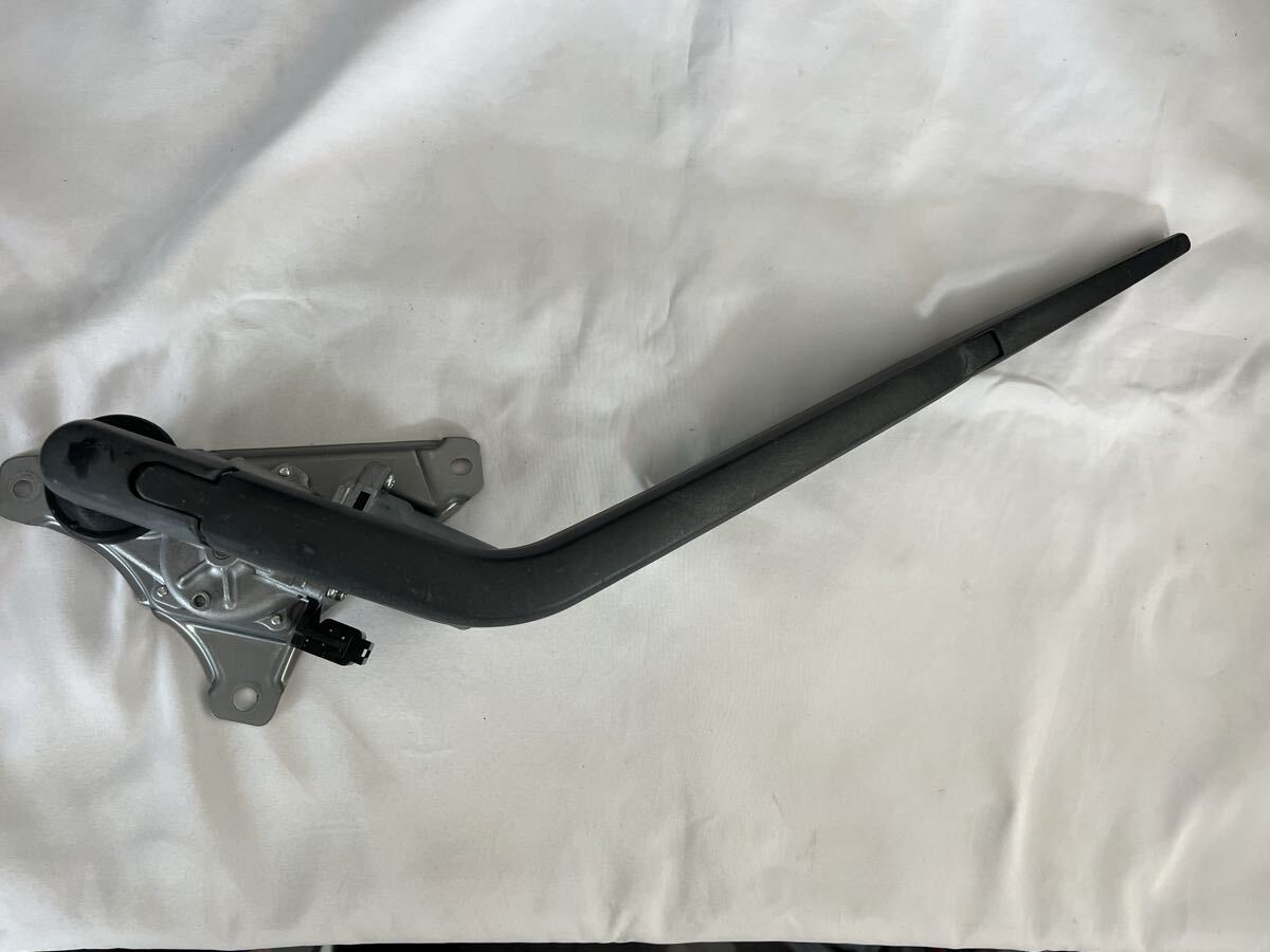 中古　トヨタ　ピクシススペース　L585A　リアワイパー　モーターユニット