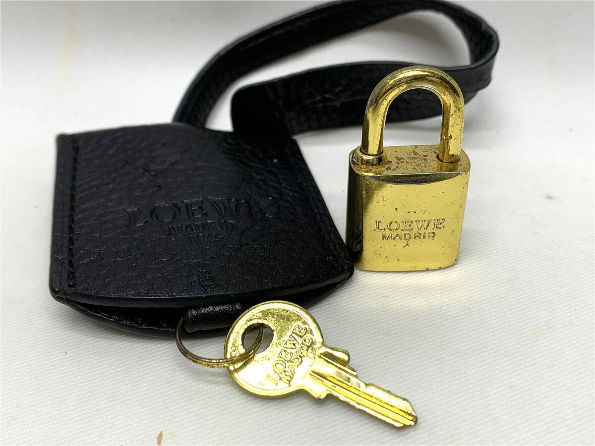 LOEWE ロエベ カデナ クロシェット アナグラム 鍵 南京錠 パドロック キー ゴールド レザー バッグチャーム12時間以内に発送