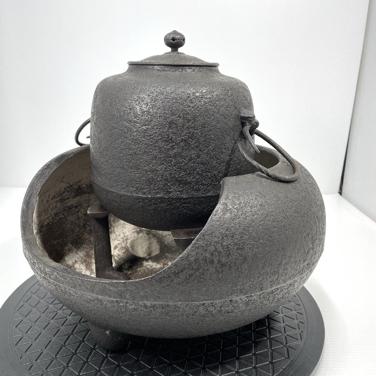 希少 久慈砂鉄 山王堂 風炉 茶釜 茶道具 風炉幅35cm 釜幅23cm 五徳付き 鉄器 火鉢 茶の湯 金属工芸品 銘あり 長期保管品 【道楽札幌】