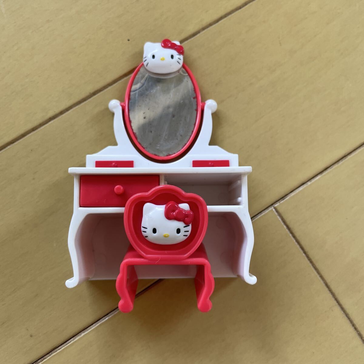 送料無料　ハローキティ　ドレッサー　サンリオ　レトロ　フィギュア　食玩　ガチャ