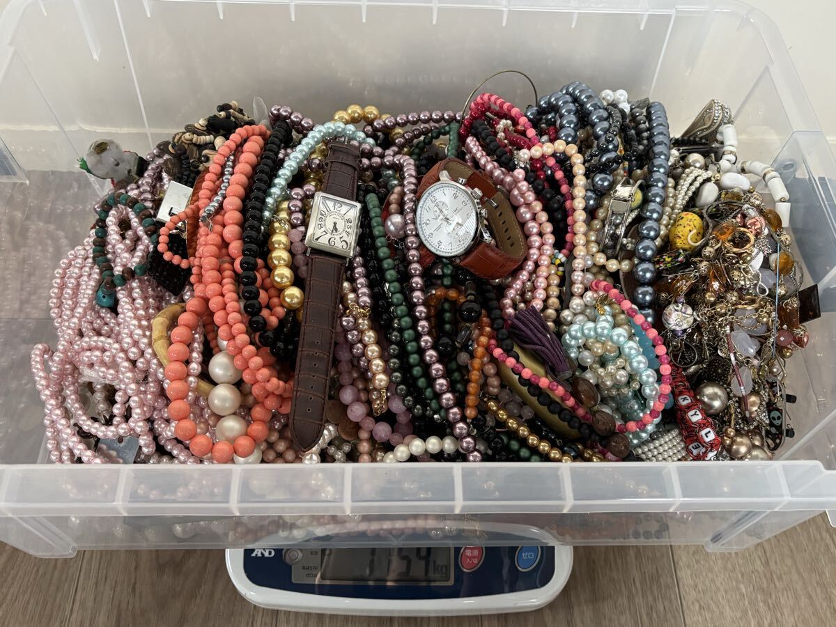 ① アクセサリー まとめ 10kg超え イミテーション ネックレス ピアス イヤリング ブレスレット 天然石 ラインストーン 腕時計 大量セット