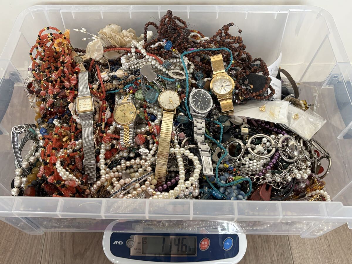 ③ アクセサリー まとめ 10kg超え イミテーション ネックレス ピアス イヤリング ブレスレット 天然石 ラインストーン 腕時計 大量セット