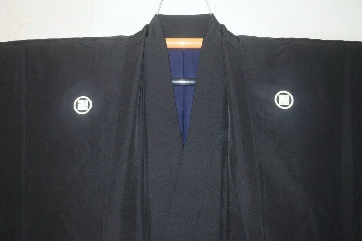 弐11387 本絹羽二重 男黒紋付着物羽織 裄66丈139К丸に卍 羽裏は錦織物