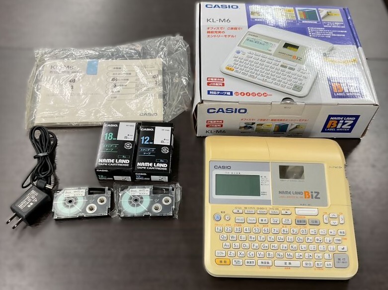 CASIO カシオ ネームランド ラベルライター テープライター テプラ KL-M6 専用箱 テープ4つ付属 通電確認済