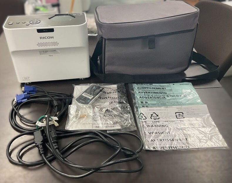 RICOH リコー PJ WX4152N 単焦点 プロジェクター 3500ルーメン 使用時間866時間 ケース付き リモコンあり 通電確認済